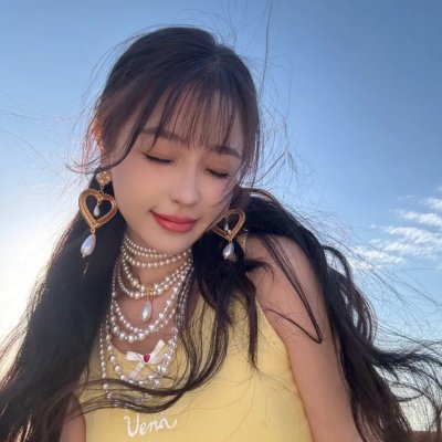 戴流苏耳环的少女